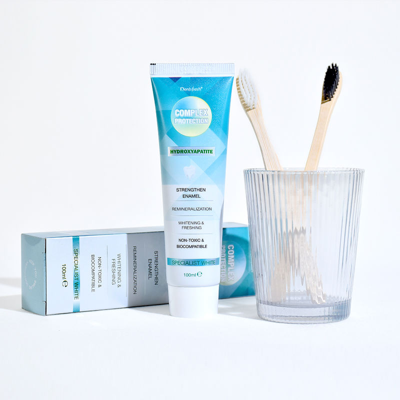 خمیر دندان های سفید کننده با اثر متوسط با مسواک زدن دو بار در روز و مواد فیتات سدیم